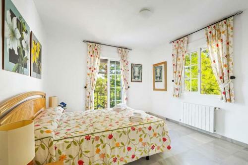 Nerja Villa Sleeps 6 With Pool Air Con And Wifi