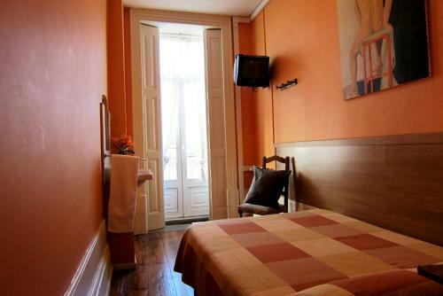 Hostal Duas Na��es Guest House