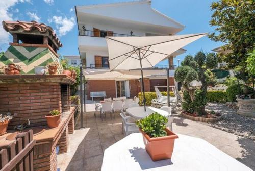 Pineda de Mar Villa Sleeps 10 Pool Wifi
