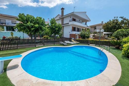 Pineda de Mar Villa Sleeps 10 Pool Wifi