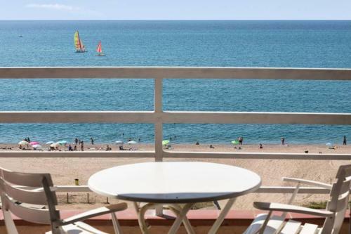 Apartment In Front Of The Beach