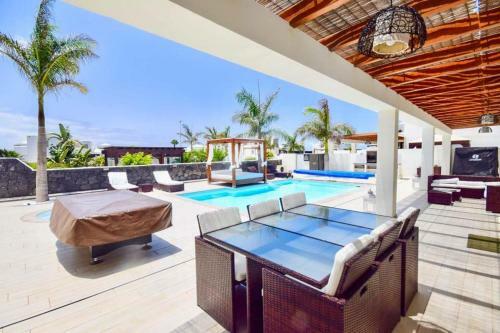 Playa Blanca Villa Sleeps 4 With Pool Air Con And Wifi