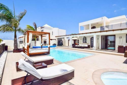 Playa Blanca Villa Sleeps 4 With Pool Air Con And Wifi