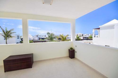 Playa Blanca Villa Sleeps 4 With Pool Air Con And Wifi