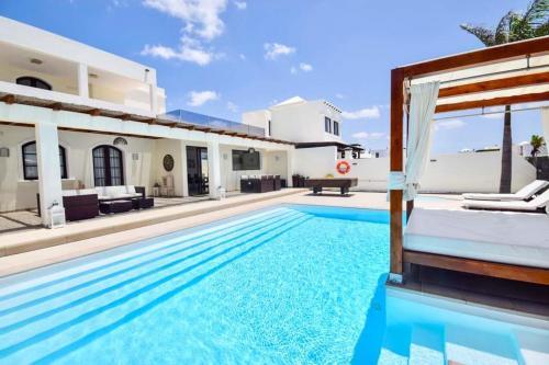 Playa Blanca Villa Sleeps 4 With Pool Air Con And Wifi