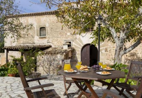 Pollenca Villa Sleeps 7 With Pool Air Con And Wifi
