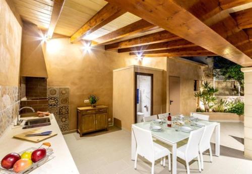 Pollenca Villa Sleeps 8 With Pool Air Con And Wifi