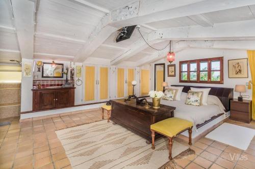 Pollenca Villa Sleeps 12 With Pool And Air Con