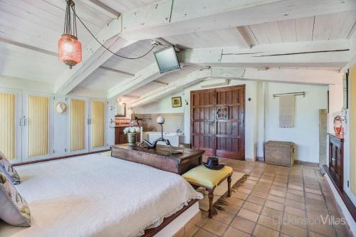 Pollenca Villa Sleeps 12 With Pool And Air Con
