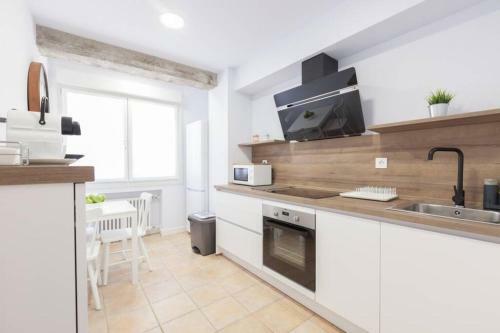 New Gorgeous Central Apartment - Beachfront - 3 Bd