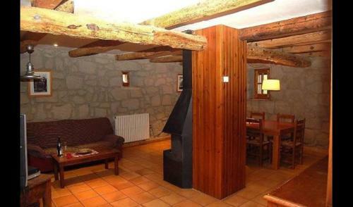 Santa Maria de Merles Villa Sleeps 8 With Pool
