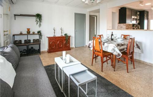 Nice Apartment In Santa Pola With 3 Bedrooms