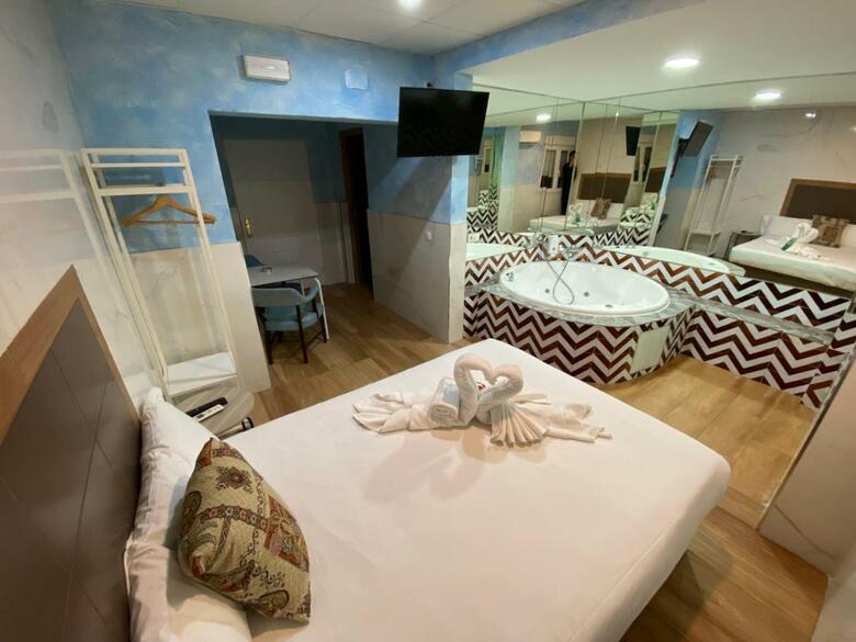 Hostal Avenida Andalucia - Solo Adultos