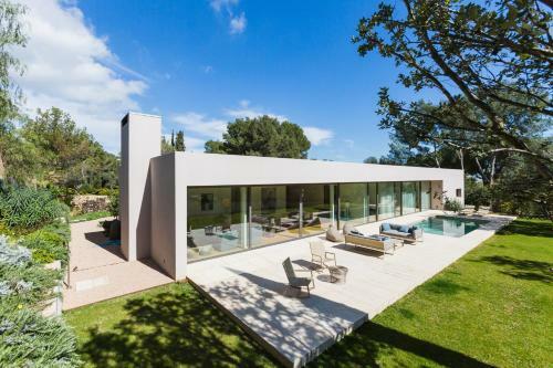 Exclusive Modern Villa In Privileged Location