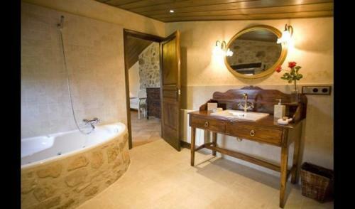 Solsona Villa Sleeps 14 With Pool