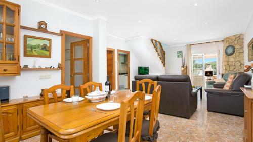 Villa In Tordera Sleeps 8 With Pool