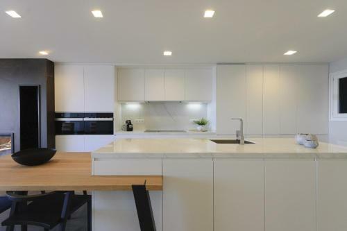 Lets Holidays Modern Sea Views Apartment