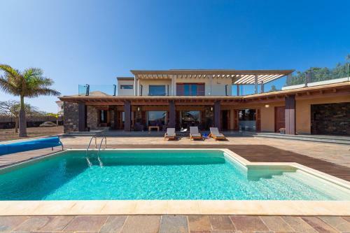 Oasis Villa With Swimming Pool In 4000m2 Garden