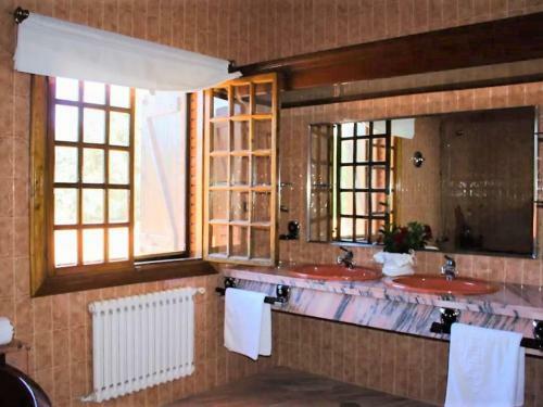 Traditional Villa In O Val, Nar�n With Pool