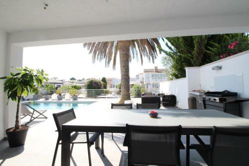 Casa de Lujo Con Piscina Y Amarre Privados Ref 350
