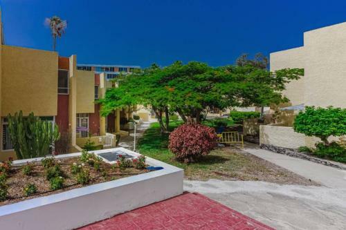 Nice 2 Level Apartment, El Cortijo, Las Americas La45