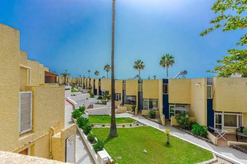 Nice 2 Level Apartment, El Cortijo, Las Americas La45