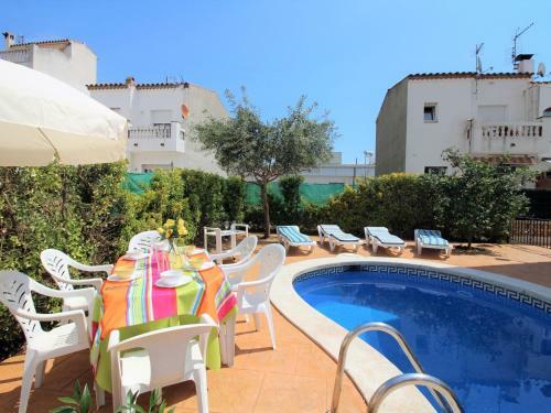 Holiday Home In Empuriabrava With A Private Swimming Pool