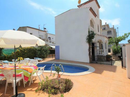 Holiday Home In Empuriabrava With A Private Swimming Pool