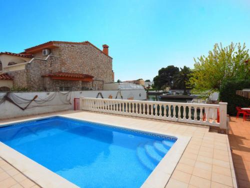 Casa Con 4 Dormitorios Con Piscina Y Amarres Privados Ref 354