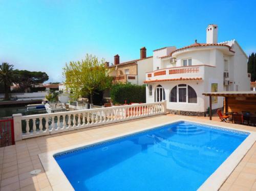 Casa Con 4 Dormitorios Con Piscina Y Amarres Privados Ref 354