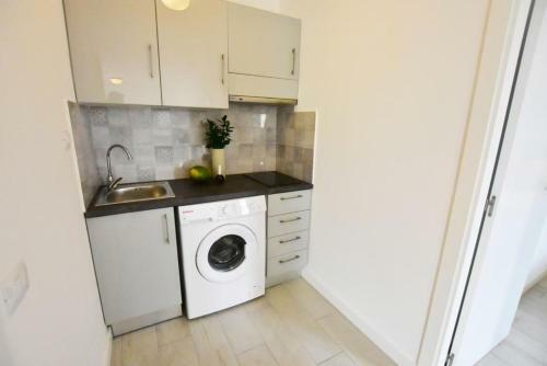 Caleta Contemporary Boho Apartment - Wifi, Private Balcony & Pool