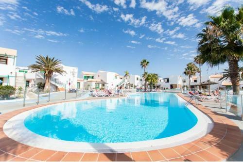 Caleta Contemporary Boho Apartment - Wifi, Private Balcony & Pool