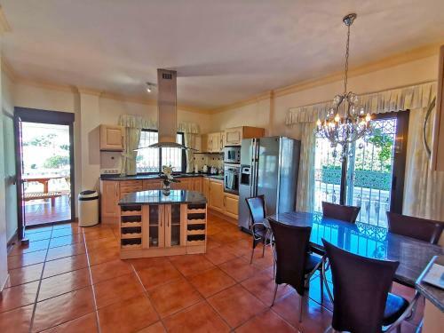 Calla de Mijas Villa Sleeps 10 With Pool Air Con And Wifi