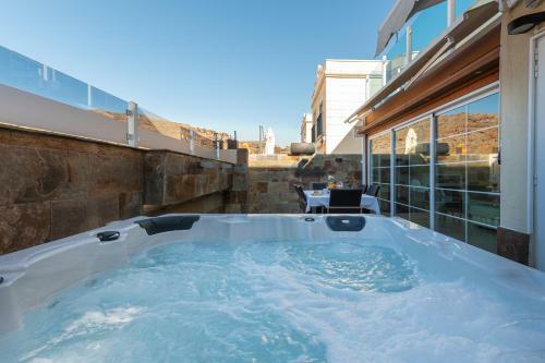 Luxury Apartment With Jacuzzi And Pool Access