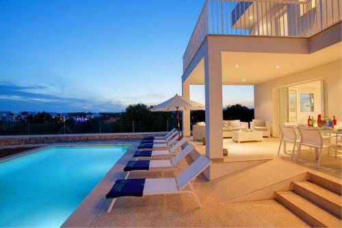 Cala D'or Villa Sleeps 6 With Pool And Air Con