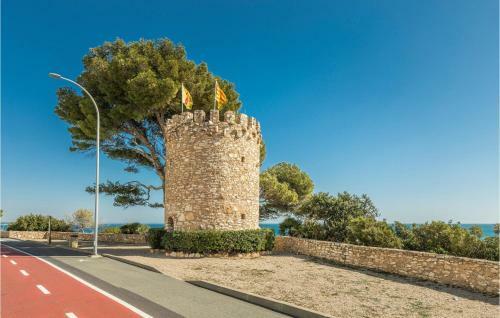 Three-bedroom Holiday Home In Mont-roig Del Camp