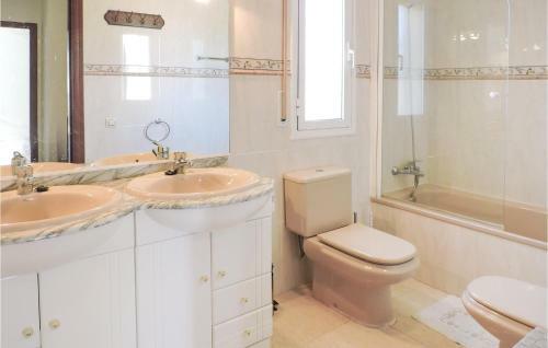 Three-bedroom Holiday Home In Mont-roig Del Camp