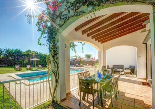 Villa Sargantana Negra / Pamelas