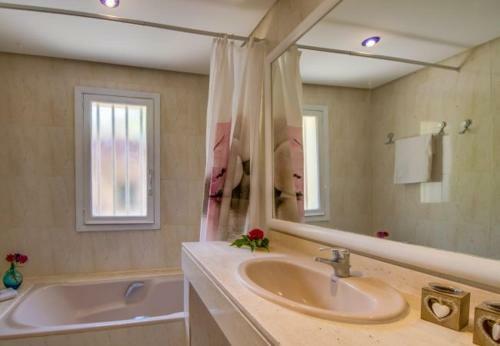 Sant Vicent de Sa Cala Holiday Home Sleeps 6 With Wifi
