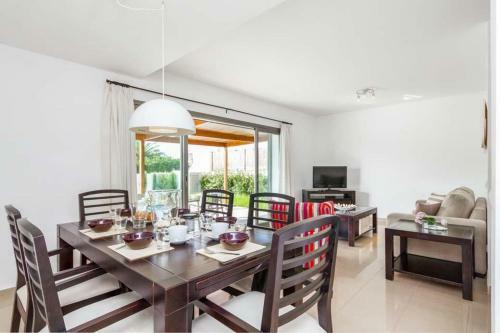 Cala En Bosch Villa Sleeps 8 With Pool Air Con And Wifi