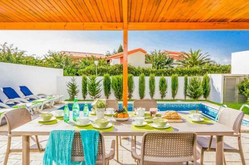 Cala En Bosch Villa Sleeps 8 With Pool Air Con And Wifi