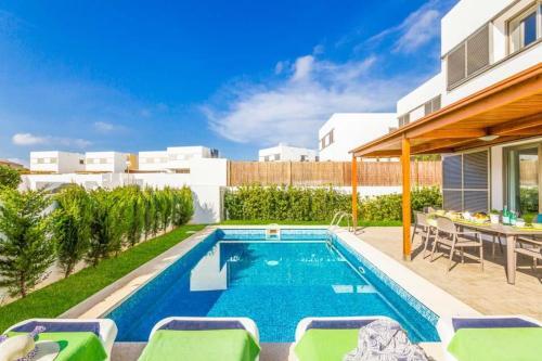 Cala En Bosch Villa Sleeps 8 With Pool Air Con And Wifi