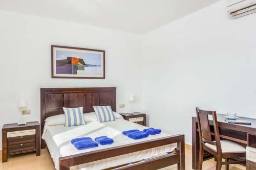 Cala En Bosch Villa Sleeps 8 With Pool Air Con And Wifi