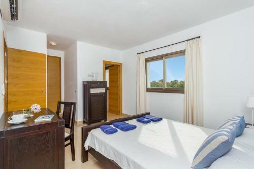 Cala En Bosch Villa Sleeps 8 With Pool Air Con And Wifi