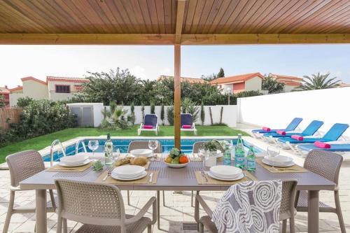 Cala En Bosch Villa Sleeps 8 With Pool Air Con And Wifi
