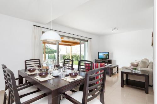 Cala En Bosch Villa Sleeps 8 With Pool Air Con And Wifi