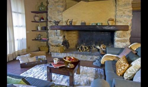 Macanet de Cabrenys Villa Sleeps 4 With Pool