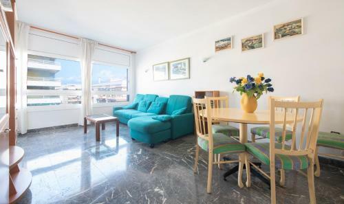 R107 Beachfront Apartment In Calafell