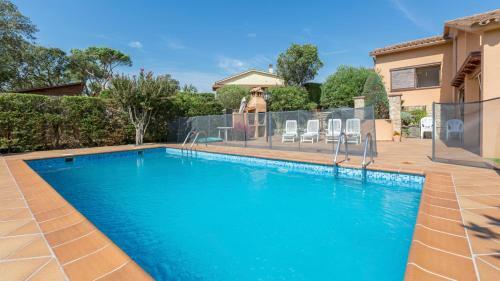 Montbarbat Villa Sleeps 14 With Pool
