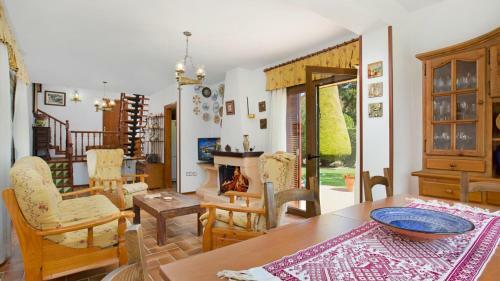 Montbarbat Villa Sleeps 14 With Pool